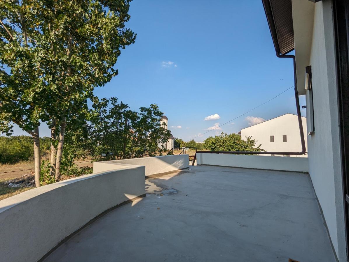 בוקרשט Horizon View Villa - Lakefront Terrace Suite מראה חיצוני תמונה