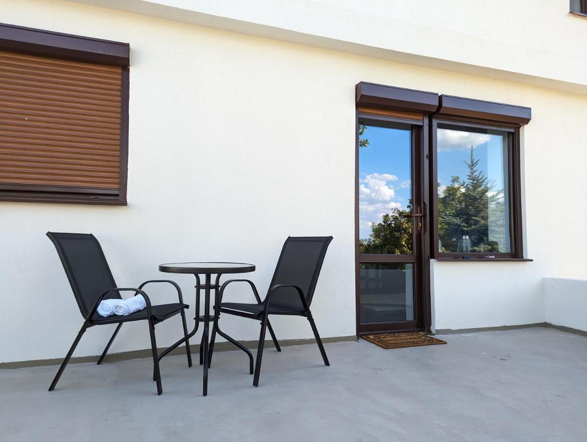 בוקרשט Horizon View Villa - Lakefront Terrace Suite מראה חיצוני תמונה