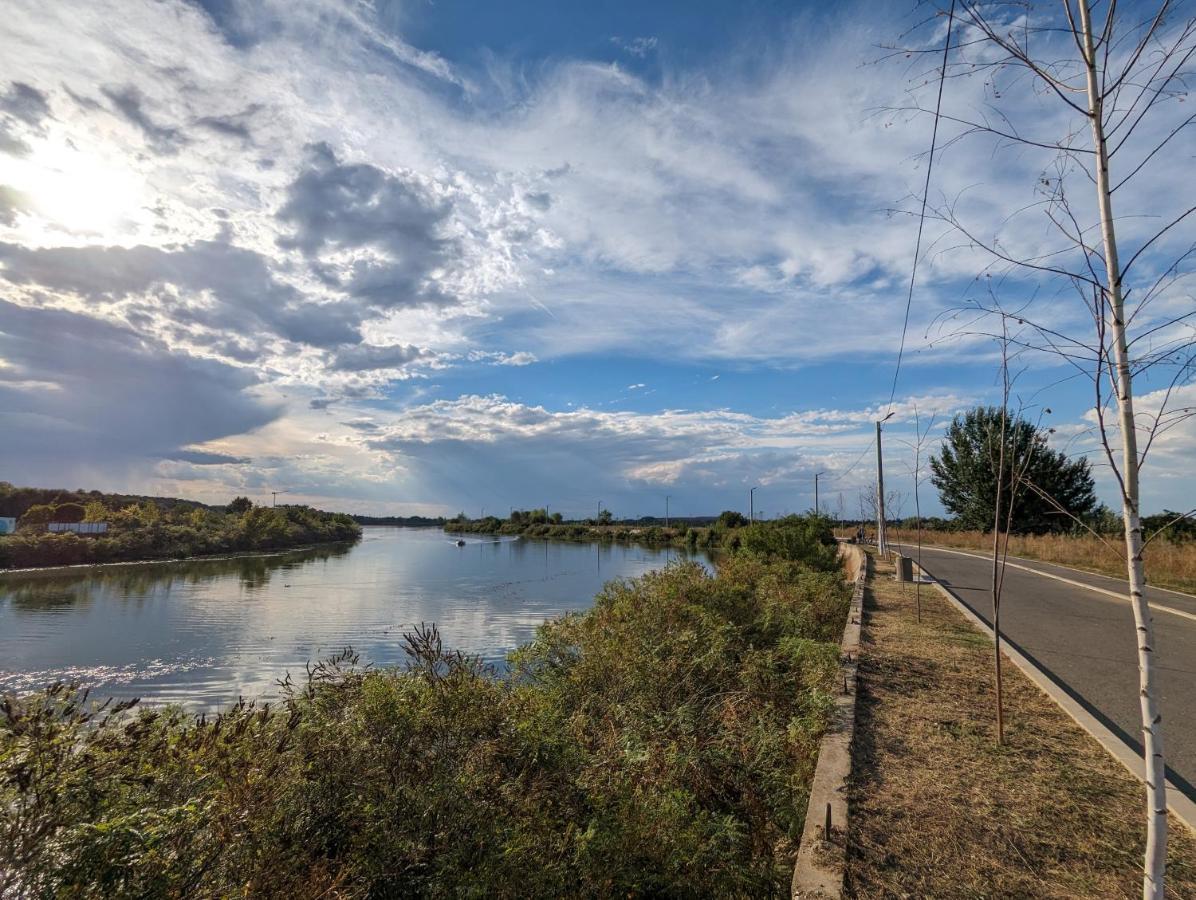 בוקרשט Horizon View Villa - Lakefront Terrace Suite מראה חיצוני תמונה